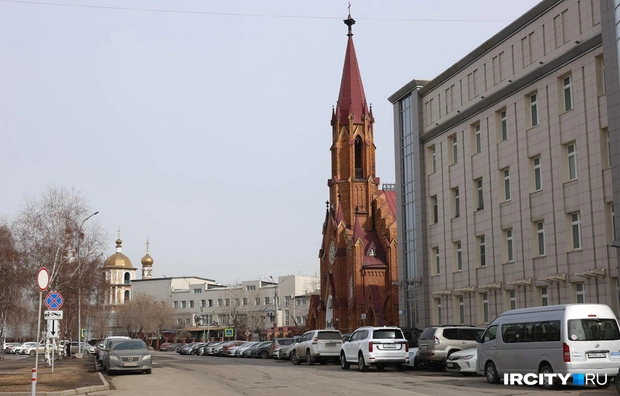 А вот нынешняя улица Сухэ-Батора в районе католического костела, конечно, выглядит уже совсем не так, как в стародавние времена. На снимке справа&nbsp;— начало XX века | Источник: Ксения Филимонова / «ИрСити»