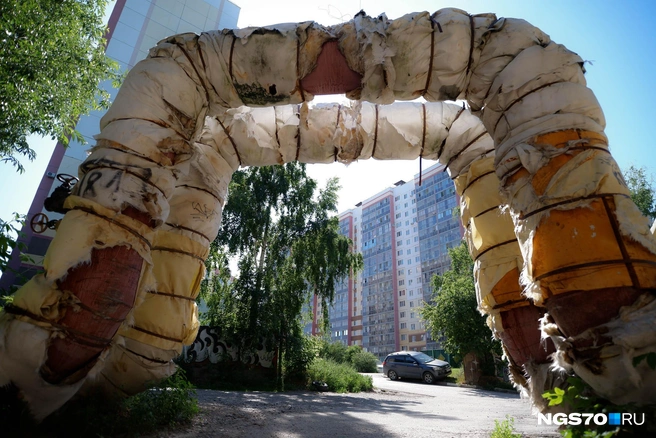 Дорога через гаражи привела нас к жилкомплексу ТДСК | Источник: Варвара Фролова / NGS70.RU