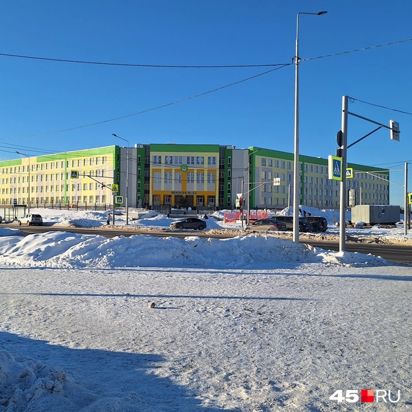 А вот перекресток у новой школы оказался хорошо почищен | Источник: Александр Лисихин / 45.RU