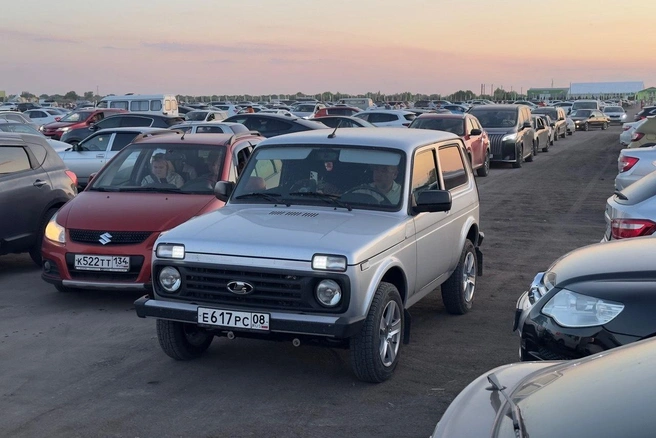 Шансов быстро покинуть площадку и с ветерком добраться до города у автомобилистов нет практически никаких | Источник: Алексей Волхонский / V1.RU