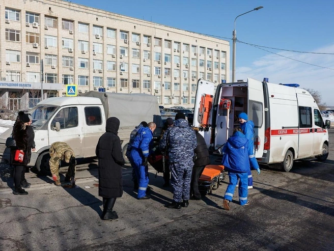 Медики транспортировали женщину в машину скорой помощи на носилках. | Источник: Алексей Волхонский / V1.RU