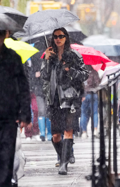 Мокрое кружево и голые ноги: Ирина Шейк гуляет под ливнем в Нью-Йорке