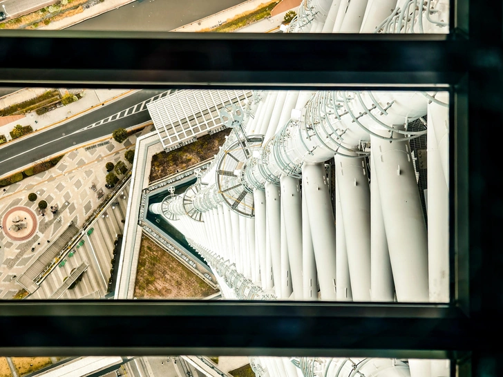 Внешние опоры башни Skytree, сфотографированные сквозь стеклянный пол смотровой площадки | Источник: Shutterstock/Fotodom.ru