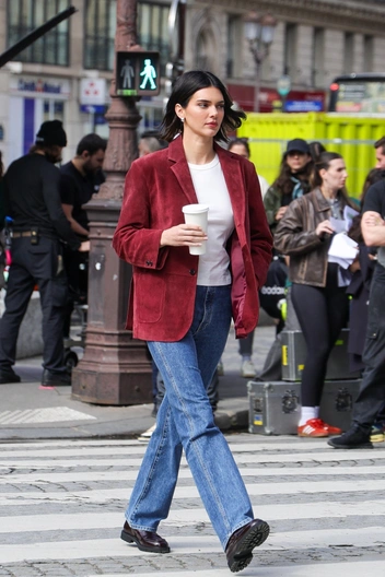 В модном бордо: Кендалл Дженнер подобрала трендовый пиджак — в этом сезоне вам нужен такой же | marieclaire.ru