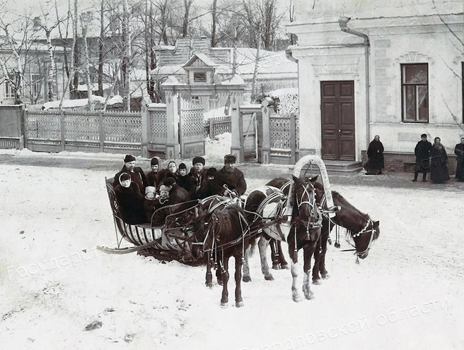 Снимок сделан в 1907 или 1908 году в Перми у дома на улице Покровской (сейчас&nbsp;— Ленина) | Источник: Госархив Свердловской области