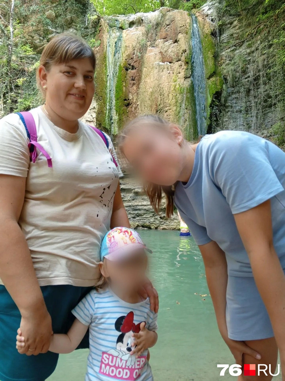 На фотографии Юлия с детьми&nbsp;— маленькой Ксюшей и Дашей | Источник: пострадавшая в ДТП Юлия