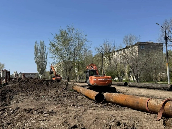 В Энгельсе уже неделю пытаются заменить 50 метров труб коллектора | Источник: Максим Леонов / Telegram