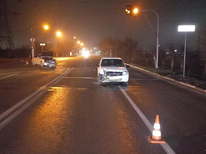 Автомобиль Лада Приора получил более серьезные повреждения по сравнению с другим участником столкновения. | Источник: ГУ МВД России по Волгоградской области