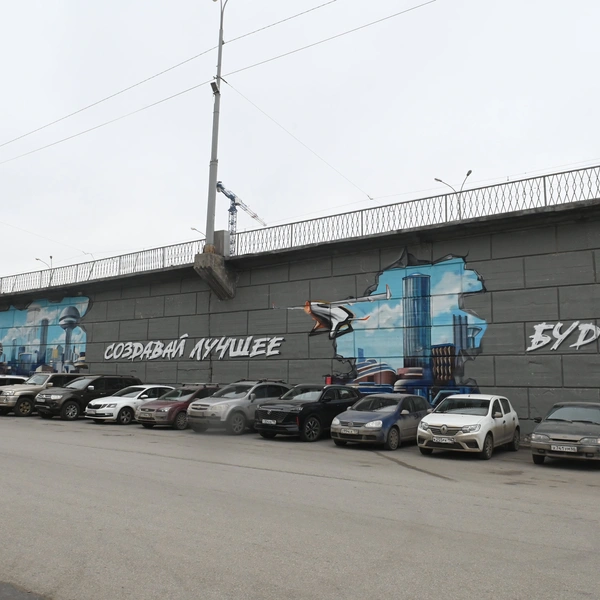 Однажды сотрудники пожаловались руководству на серый забор, который виднелся из их окна, и его решили раскрасить | Источник: «Уралэнерготел»
