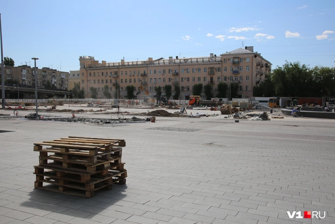 Пока остается надеяться, что деревья и кустарники перед вокзалом все же появятся | Источник: Константин Завриков / V1.RU