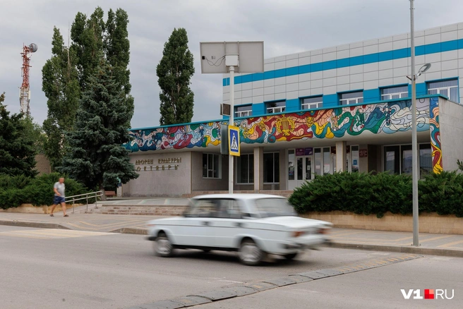 Если убрать несколько сугубо современных предметов на фото, то эпоху определить будет очень сложно | Источник: Алексей Волхонский / V1.RU