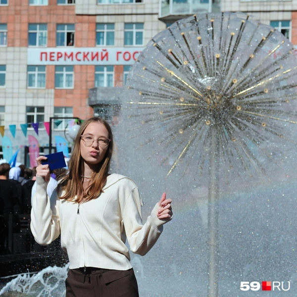 Первокурсница позирует нам у символа вуза&nbsp;— фонтана «Одуванчик» | Источник: Ирина Тропина / 59.RU
