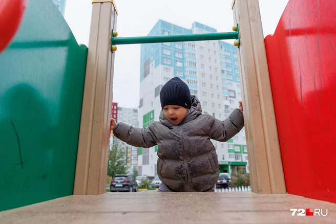 Даже подняться по небольшой лестнице мальчику тяжело | Источник: Ирина Шарова / 72.RU