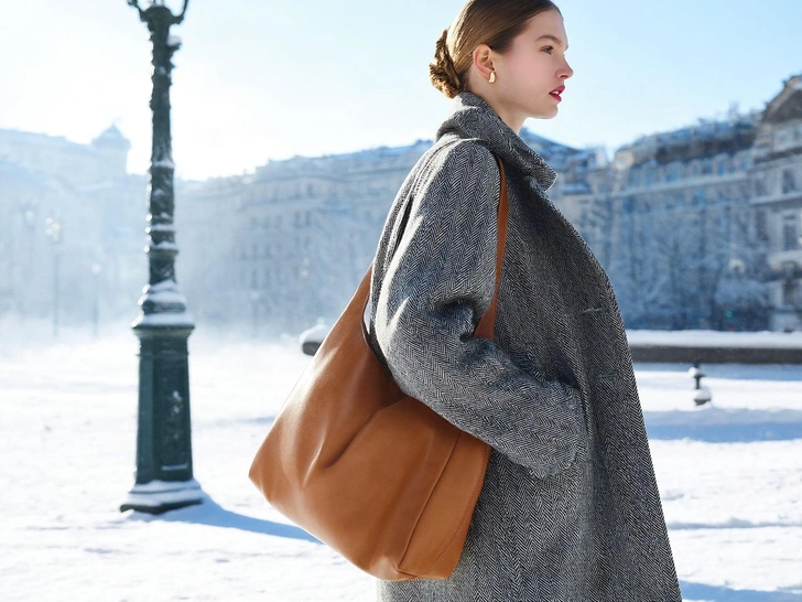 модные сумки, модные сумки 2025, модные женские сумки, модные сумки 2026, модные тренды женских сумок, какие сумки модные, стильные сумки, модные сумки зима 2025 2026, модные сумки зима 2026, модные сумки осень зима 2025, модные сумки зима 2025 | Источник: theDay/higgsfield