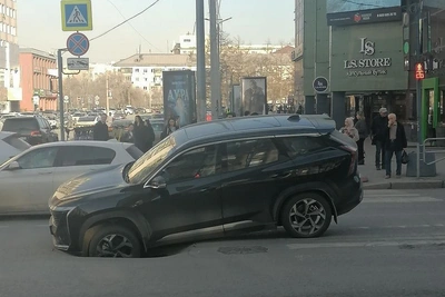 В Челябинске снова провалился асфальт, застрял автомобиль