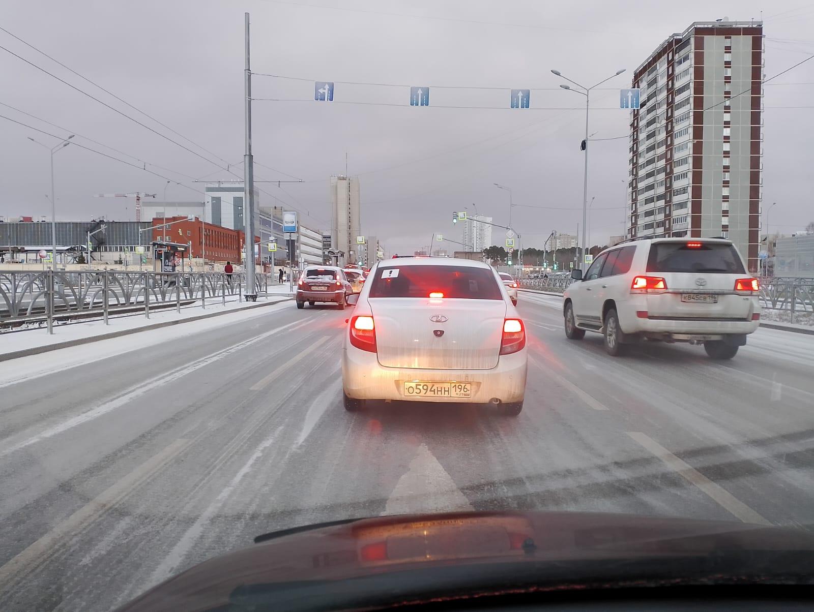 «Дороги превратились в каток»: после ночного дождя дороги в Екатеринбурге покрылись льдом