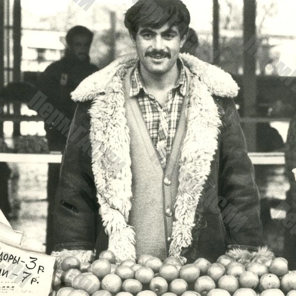 А здесь хороши цены. Фото сделано в октябре 1990-го | Источник: Евгений Загуляев / Пермский партархив