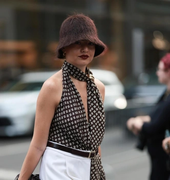 Шляпки-клош снова в моде спустя 100 лет: с чем их сочетать? Шляпки-клош снова в моде спустя 100 лет: с чем их сочетать?