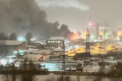 В Балашихе при пожаре в ангаре обрушилась кровля