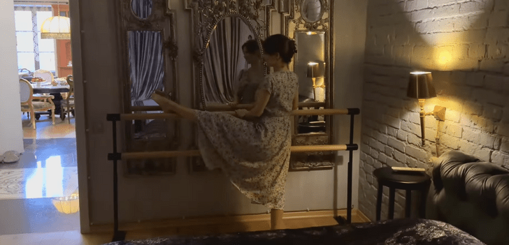 Позолота, балетный станок и тайная комната: как выглядит квартира Климовой за 125 млн рублей