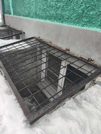 Так выглядят окна квартир на цокольном этаже | Источник: предоставила Тамара Моисеенко