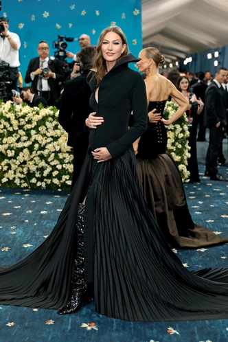 Карли Клосс на Met Gala 2025, 5 мая 2025 год