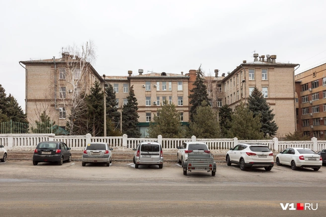 Мужчина благодарит врачей областной клинической больницы № 3 | Источник: Константин Завриков / V1.RU