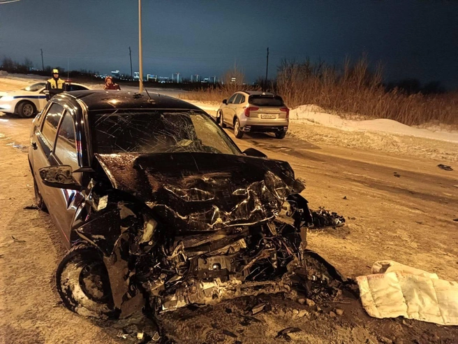 Удар, судя по фото, пришелся в переднюю часть автомобиля  | Источник: Прокуратура Тюменской области