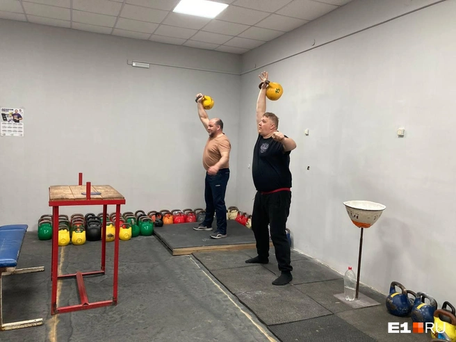 В центре гиревого спорта бесплатно занимаются 250 спортсменов: дети, студенты, взрослые. Самому юному атлету&nbsp;6 лет, самому старшему&nbsp;— 85. Помещение представила администрация Алапаевска | Источник: Елена Панкратьева / E1.RU