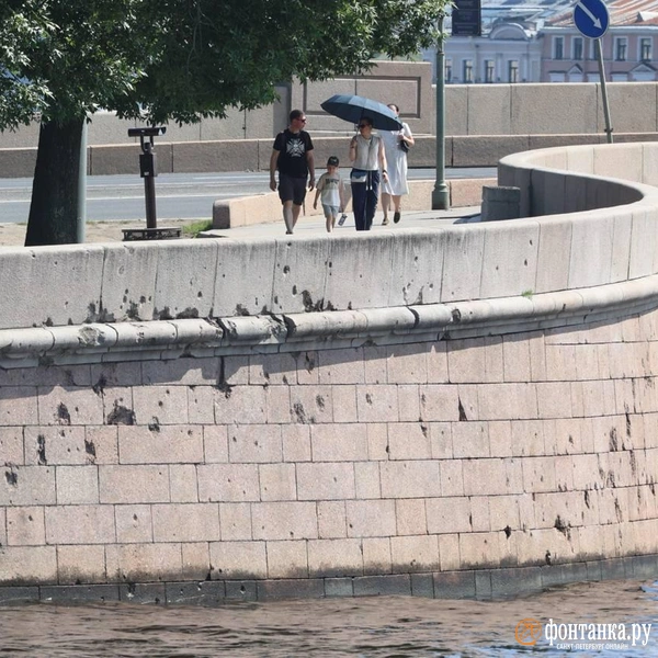 Погода заставляет раздеваться. Самые жаркие кадры воскресенья в Петербурге | Источник: Сергей Михайличенко / «Фонтанка.ру»