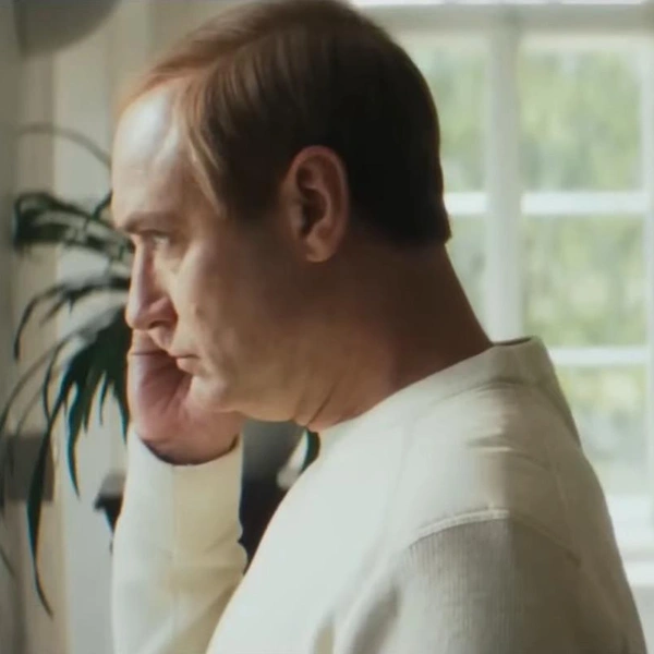 Источник: кадр из фильма «Кремлевский волшебник» (2025)