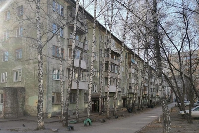 Козырек обрушился у дома на Планировочной в Новосибирске