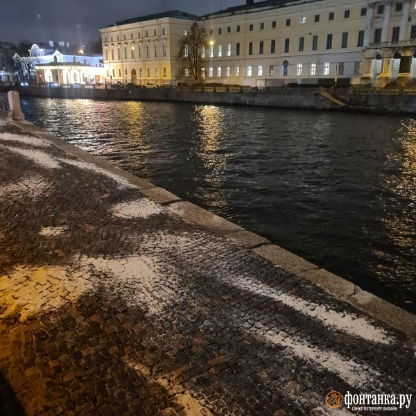 То ли снег, то ли соль. Дворники переусердствовали на набережной Фонтанки | Источник: читатель «Фонтанки»