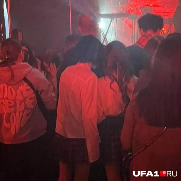 Фанаты в школьной форме | Источник: Лейсан Загитова / UFA1.RU