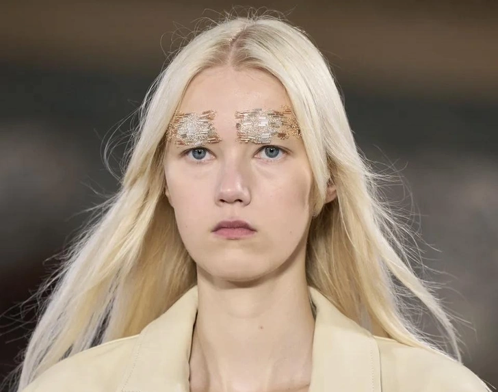 Бьюти-прием: брови из бисера как на показе Simone Rocha, весна-лето 2027 | marieclaire.kz