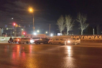 Семь машин пострадали в массовой аварии в Новосибирске