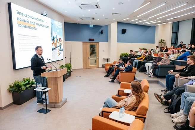 Денис Балакирев выступает во время обучения пользователей правилам безопасности | Источник: пресс-служба компании Whoosh
