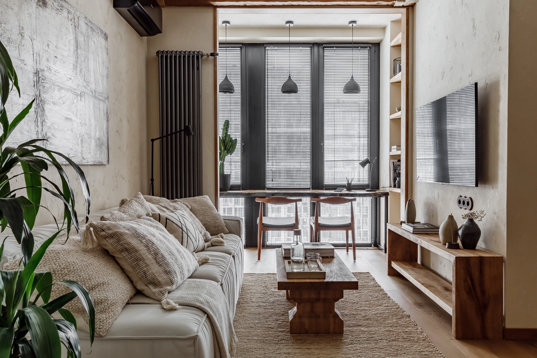 Гостиная. Подвесные светильники, To4rooms. Диван, Gliver. На консоли — вазы, Moon Stores и Forest is calling. Ковер, Artefact. Журнальный стол выполнен на заказ по эскизам авторов проекта столярной мастерской Villeewood. Паркетная доска, Barlinek. | Источник: Михаил Чекалов