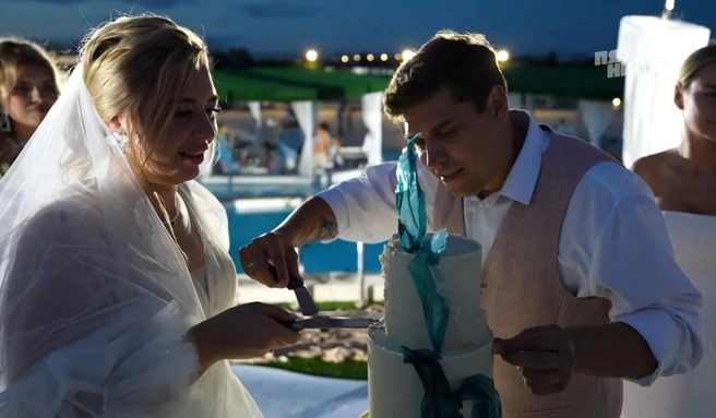 Торт разрезали уже в темноте | Источник: «Четыре свадьбы» / weddings.friday.ru