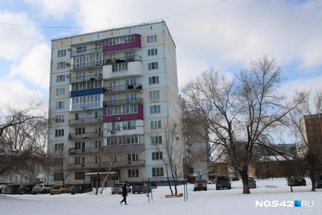 Здания постарше и поновее разделяет большой общий двор | Источник: Игорь Епифанцев / NGS42.RU