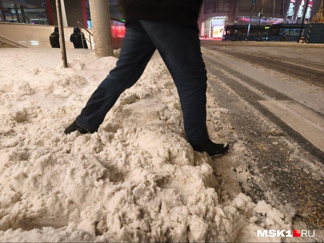 Передвигаться по заснеженным улицам проблематично | Источник: Михаил Мечев / MSK1.RU
