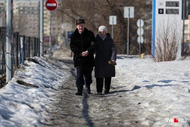 Пожилым людям сейчас лучше не ходить по одному. Грустно такое констатировать в городе-миллионнике | Источник: Наталья Лапцевич
