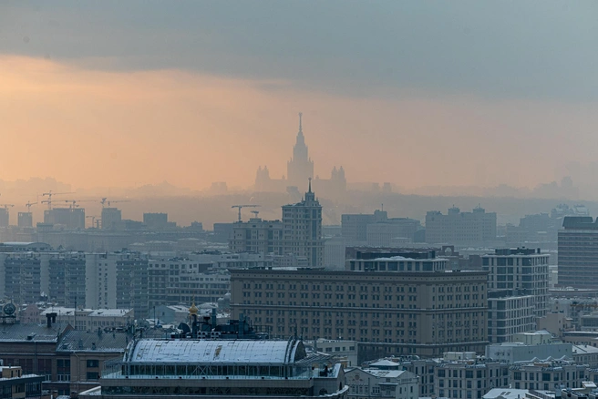 …и еще одного советского архитектурного шедевра — главного корпуса МГУ на Воробьевых горах | Источник: Артем Устюжанин / MSK1.RU