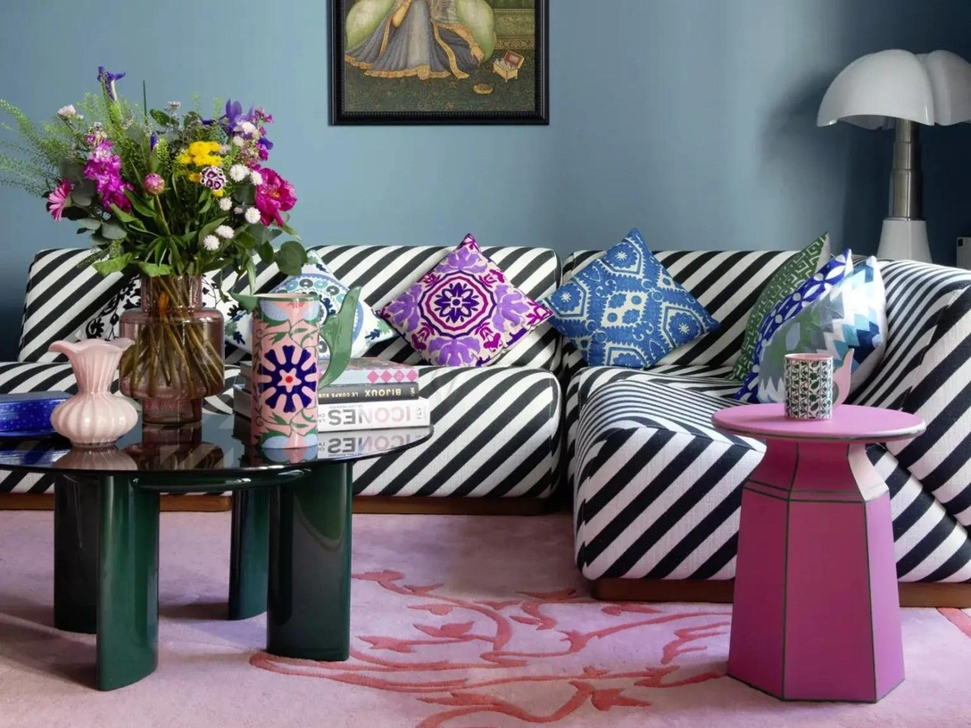 Краска Stone Blue, Farrow & Ball. Ковер, Layered. Журнальный столик Carlotta и диван Rotondo, The Socialite Family. Лампа Pipistrello, Voltex. Розовый столик, кувшин и кружка, Caroline de Benoist x Monoprix. | Источник: Николас Матеус