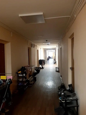 Коридор выглядит заставленным и грязноватым | Источник: Sagarika Sanyal / «Яндекс Карты»