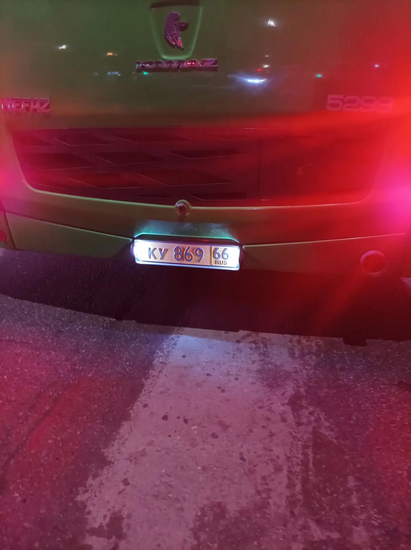 В центре Екатеринбурга пожилая пассажирка распорола ногу, пытаясь зайти в автобус