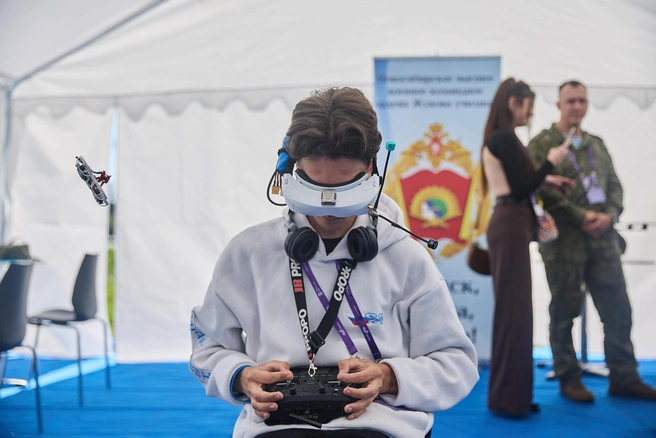Управлять дроном нужно в VR-очках  | Источник: Александр Ощепков / NGS.RU