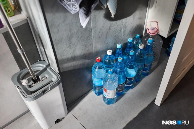 Для Гоши семья закупает только дистиллированную воду. Другая не подходит | Источник: Александр Ощепков / NGS.RU