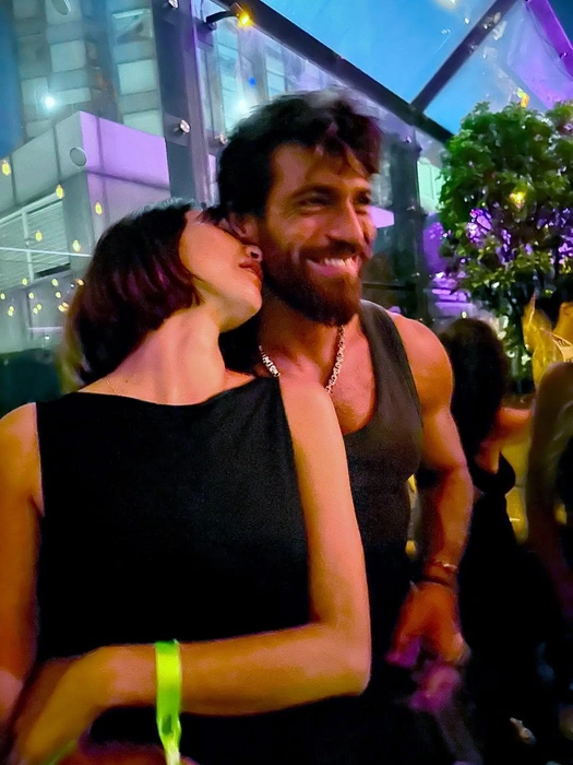 Джан Яман не скрывает своего счастья | Источник: canyaman / Instagram (экстремистская организация, деятельность запрещена на территории РФ)