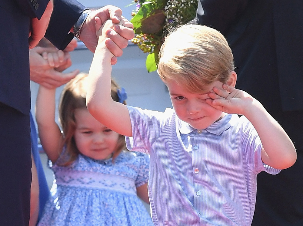 Принцесса Шарлотта и принц Джордж: первые фото из Германии | marieclaire.ru